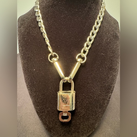 LV Silver Lock and Key 302 with unbranded chain - Picture 1 of 9